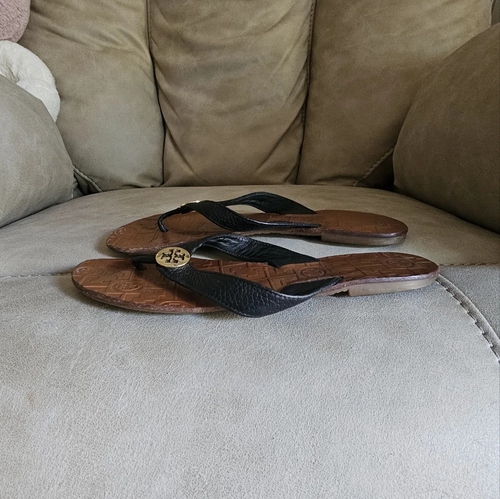 Tory Burch monogrammed leather black and‎ brown boho flip flops size 8